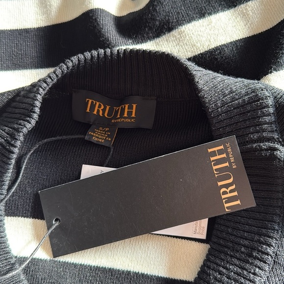 NWT Truth by Republic Women’s Small Knit Stripe Sweater Side Hem Slit - Picture 6 of 7